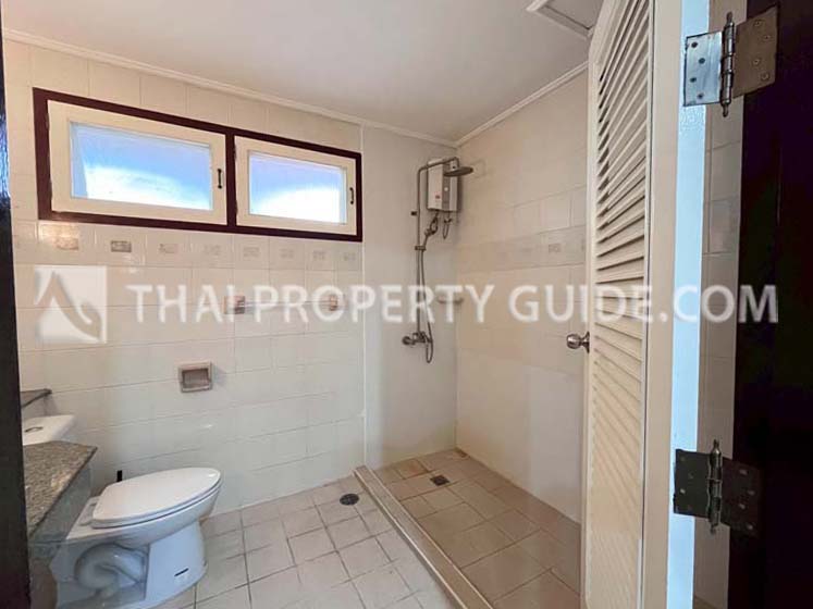 House with Shared Pool in Bangnatrad 